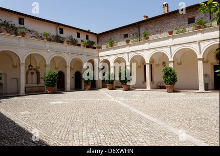 Villa d'este. Tivoli. L'Italie. Vue de la cour intérieure à arcades conçue en 1567 sur le site de l'ancien cloître du couvent. Villa Banque D'Images