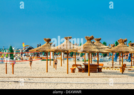 MAMAIA, ROUMANIE - 5 août : les touristes de soleil et repos sous les parasols de plage reed le Août 05, 2011 à Mamaia, Roumanie. Banque D'Images