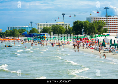 MAMAIA, ROUMANIE - 5 août : soleil et nager le Août 05, 2011 à Mamaia, Roumanie. Banque D'Images