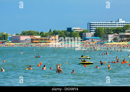 MAMAIA, ROUMANIE - 5 août : soleil et nager le Août 05, 2011 à Mamaia, Roumanie. Banque D'Images