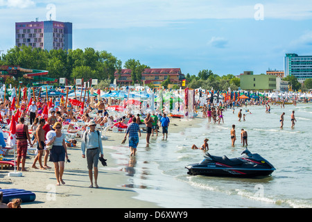 MAMAIA, ROUMANIE - 5 août : les touristes se faire bronzer et nager le Août 05, 2011 à Mamaia, Roumanie. Banque D'Images