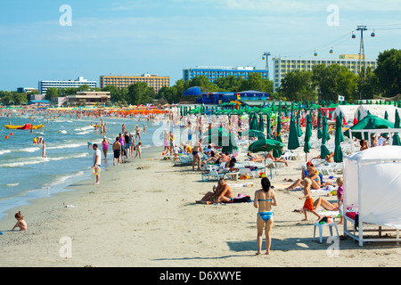 MAMAIA, ROUMANIE - 5 août : les touristes profiter sur la plage bondée le Août 05, 2011 à Mamaia, Roumanie. Banque D'Images