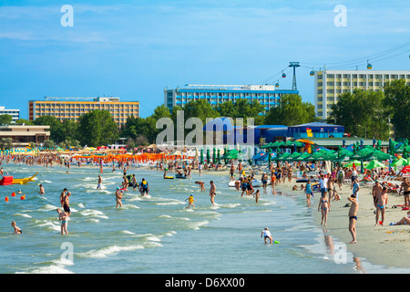 MAMAIA, ROUMANIE - 5 août : les touristes profiter sur la plage bondée le Août 05, 2011 à Mamaia, Roumanie. Banque D'Images