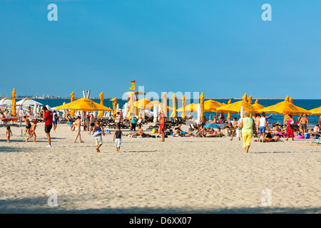 MAMAIA, ROUMANIE - 5 août : profitez d'une journée ensoleillée sur beach le Août 05, 2011 à Mamaia, Roumanie. Banque D'Images