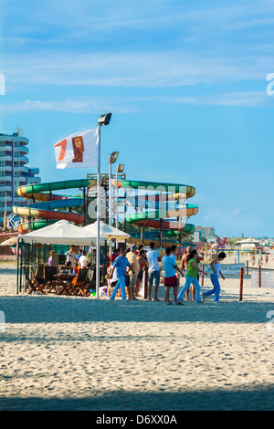 MAMAIA, ROUMANIE - 5 août : Groupe de touristes à pied sur la plage le Août 05, 2011 à Mamaia, Roumanie. Banque D'Images