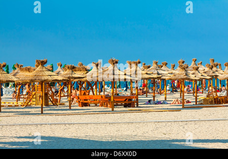 MAMAIA, ROUMANIE - 5 août : les touristes de soleil et repos sous les parasols de plage reed le Août 05, 2011 à Mamaia, Roumanie. Banque D'Images