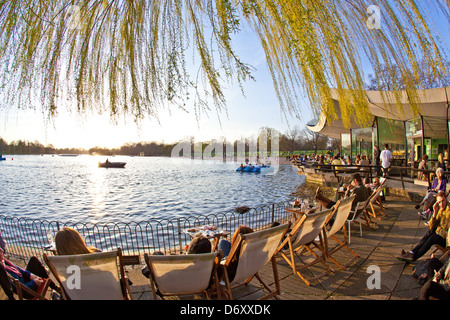 Bateau sur la Serpentine de Hyde Park London UK Banque D'Images