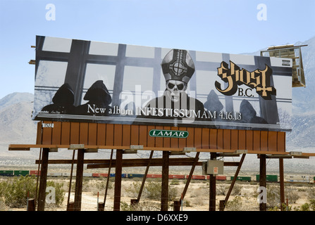 La promotion de Billboard Ghost BC sur le côté de l'autoroute en interdisant près de Palm Springs, CA Banque D'Images