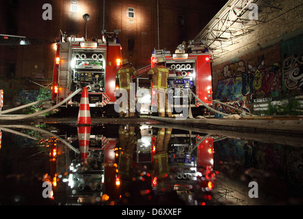 Berlin, Allemagne, les camions de pompiers sur les lieux d'incendie Banque D'Images