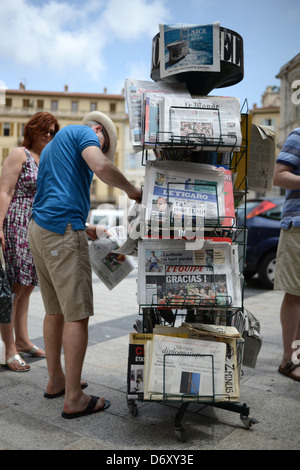 Nice, France, clients à un kiosque à journaux Banque D'Images