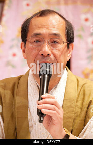 24 avril 2013, Tokyo, Japon - Le maire de Kyoto, Daisaku Kadokawa à 'Kyoto international Manga Anime Fair 2013" Conférence de presse à Kabukiza Tour de Tokyo. Dans la conférence de presse les organisateurs d'KYOMAF, Maire de Kyoto et le Japon EXPO (en France) ont signé un document de collaborer ensemble pour promouvoir la culture manga et anime en Europe et aux Etats-Unis. Le KYOMAF est le plus grand manga/anime juste à l'ouest du Japon et sera entrée gratuite pour les élèves du primaire et les étrangers avec passeport. Il se tiendra du 6 au 8 septembre au Miyako Messe, Kyoto. (Photo de Rodrigo Reyes Marin/AFLO Banque D'Images