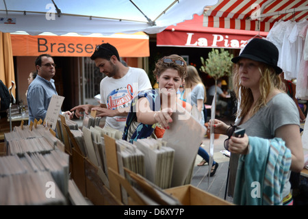 Nice, France, les visiteurs à un marché aux puces dans la vieille ville de Nice Banque D'Images