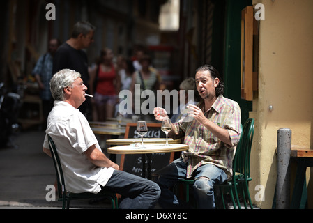 Nice, France, deux hommes dans un café de la rue dans la vieille ville de Nice Banque D'Images