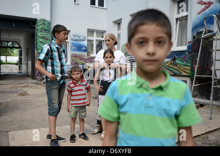 Berlin, Allemagne, famille rom dans l'arrière-cour d'une maison dans le Harz à Berlin-Neukoelln Banque D'Images