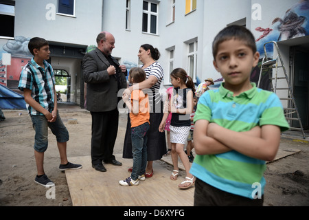 Berlin, Allemagne, Benjamin Marx en conversation avec une famille rom en l'arrière-cour d'une maison dans le Harz à Berlin-Neukoelln Banque D'Images