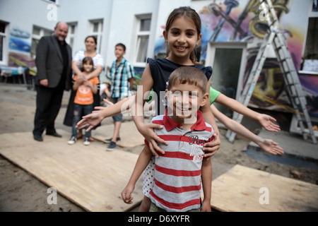 Berlin, Allemagne, une famille rom et des enfants jouant dans la cour d'une maison dans le Harz à Berlin-Neukoelln Banque D'Images