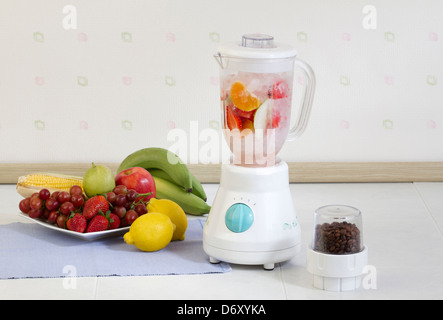 Des objectifs multiples fruits blender machine dans la cuisine Banque D'Images