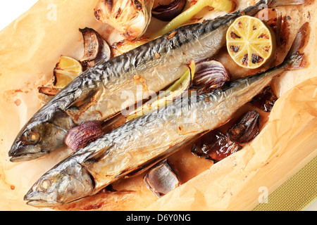 Le maquereau cuit et les légumes sur du papier sulfurisé Banque D'Images