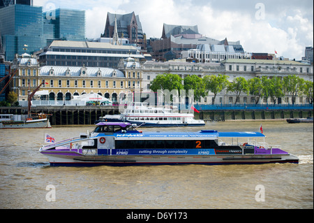 Un bateau d'excursion City Cruises navigue sur la rivière Thames à London, UK Banque D'Images