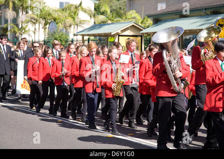 ANZAC Day Parade à Avalon, Sydney, Australie avec de jeunes musiciens de l'orchestre de l'école secondaire de Barrenjoey, vêtus de vestes rouges, se produisant dans l'Anzac Parade Banque D'Images