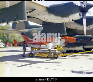 Photographie du lancement du drone BGM-34C à la base aérienne de Hill, montrant le drone et son rôle dans les opérations militaires aux côtés d’un Lockheed C-130 Hercules. Banque D'Images