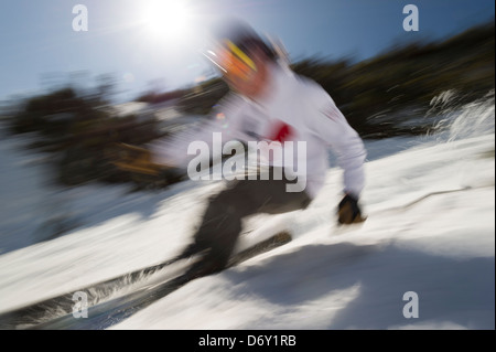 Motion image floue d'un skieur expert, Stowe, VT, USA Banque D'Images