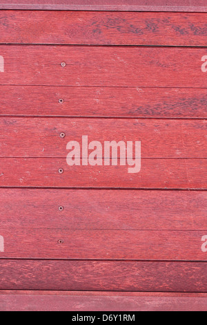 Bois Rouge est les portes dans les maisons construites en bois. Banque D'Images