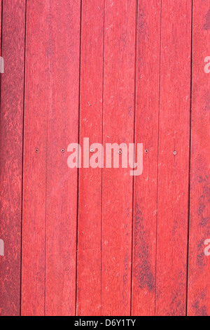 Bois Rouge est les portes dans les maisons construites en bois. Banque D'Images