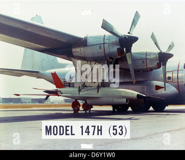 Une photographie d'un avion Lockheed C-130 Hercules, y compris divers modèles comme le C-130A, le DC-130, et leurs applications militaires, avec un drone Ryan Aeronautical. Banque D'Images