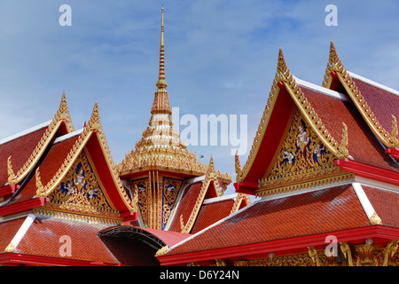 Grand temple thaï avec des toits de tuiles rouges Banque D'Images