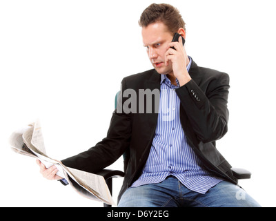 Jeune homme se lit tout en téléphonant à la recherche d'emploi journal fond blanc Banque D'Images