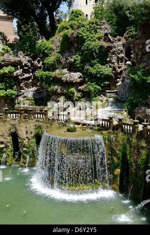 Villa D'Este. Tivoli. L'Italie. Vue sur le grandiose Fontana dell'Ovato ou fontaine ovale conçu par Pirro Ligorio au 16e cen Banque D'Images