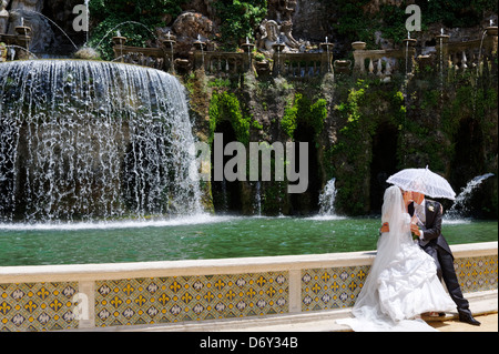 Villa D'Este. Tivoli. L'Italie. Vue d'une mariée et le marié à la grandiose Fontana dell'Ovato ou fontaine ovale conçu par Pirro Li Banque D'Images