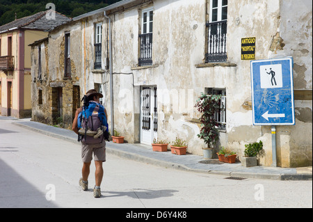 Walker signe des chèques sur le Camino de Santiago Chemin de Compostelle, à Santiago de Compostela à Triacastela en Galice, Espagne Banque D'Images