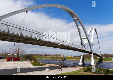 Man Walking dog sous le pont de l'Infini Stockton-on-Tees North East England UK Banque D'Images