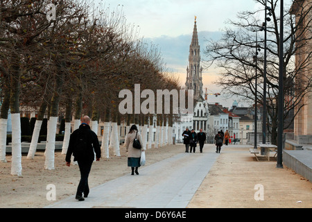 Flânez dans le jardin du Mont des Arts, Bruxelles, Belgique – jardin urbain pittoresque avec les visiteurs Banque D'Images