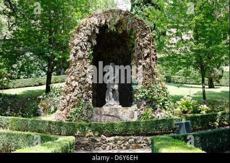 Villa d'Este. Tivoli. L'Italie. Vue de la petite fontaine rustique qui est couvert de flocons de tartre grotte appelée pietra spugnola wi Banque D'Images