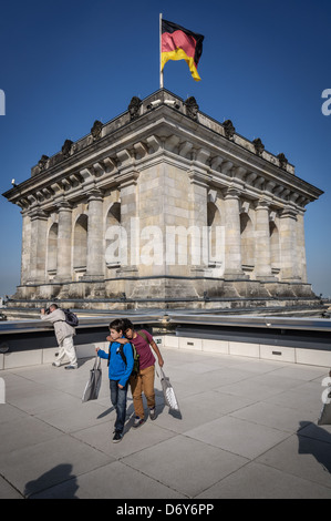 Les enfants se rendant sur la terrasse du Parlement à Berlin, Allemagne Banque D'Images