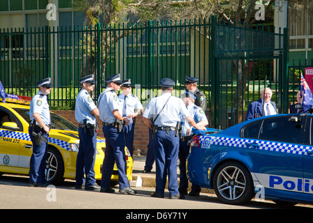 Des policiers australiens en uniforme se trouvaient à côté de deux voitures de police Holden, Sydney, Nouvelle-Galles du Sud, Australie Banque D'Images