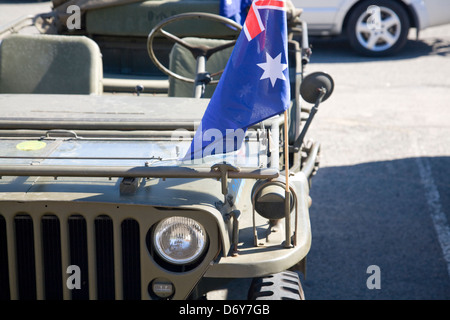 Jeep américaine à Sydney portant le drapeau australien Banque D'Images