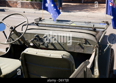 Jeep américaine à Sydney portant le drapeau australien Banque D'Images