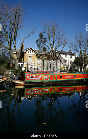 Bateau amarré sur le Regent's Canal à côté de Blomfield Road, Maida Vale, London, UK Banque D'Images