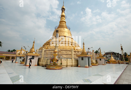 Les birmanes à pied autour de la Pagode Botataung Yangon Myanmar (Birmanie) Banque D'Images