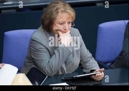 Berlin, Allemagne. 25 avril, 2013. La ministre allemande de la Justice Sabine Leutheusser-Schnarrenberger assiste à une session du Bundestag à Berlin, Allemagne, 25 avril 2013. Photo : MAURIZIO GAMBARINI/dpa/Alamy Live News Banque D'Images