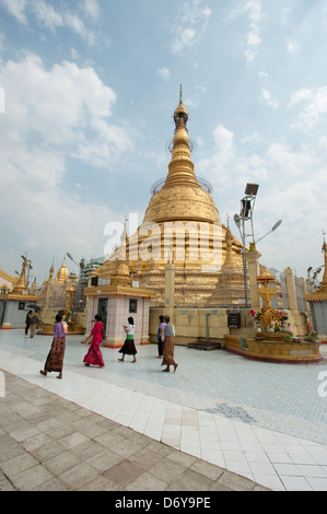 Les birmanes à pied autour de la Pagode Botataung Yangon Myanmar (Birmanie) Banque D'Images