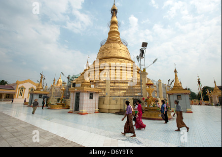 Les birmanes à pied autour de la Pagode Botataung Yangon Myanmar (Birmanie) Banque D'Images