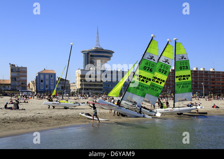 École de voile à Palavas-les-Flots plage, Languedoc Roussillon, France Banque D'Images