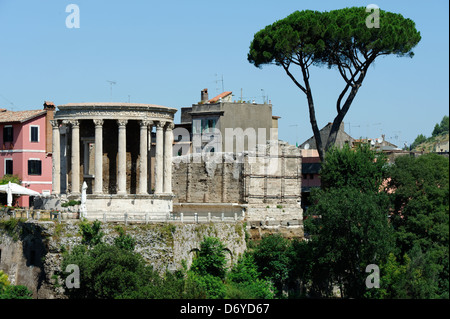 Parco Villa Gregoriana. Tivoli. L'Italie. Vue sur le Temple Romain de Vesta panoramically situé sur l'acropole donnant sur la Banque D'Images