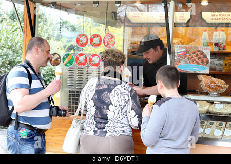 Londres, Royaume-Uni. 25 avril, 2013. Les gens en file d'attente pour des glaces dans le soleil du printemps à St James's Park, à Londres. Le beau temps pouvait voir aujourd'hui de devenir la journée la plus chaude de l'année. Photo par Keith Mayhew/Alamy Live News Banque D'Images