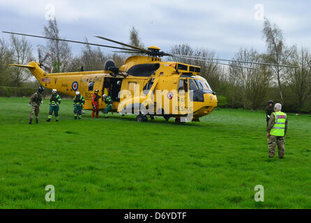 Photo par:Jules Annan photo montre:opération Selfridge, Cirencester Keynes Parcs Aquatiques, Straton Gate Lane, Gloucestershire . Service d'urgence d'une opération de recherche et sauvetage pour une simulation d'écrasement d'un milieu d'où 120 personnes blessés ou morts . Plus de 400 pompiers, ambulance et le personnel médical, la police, les organismes de recherche et de sauvetage et la RAF ont participé au sauvetage de la personne lésée et la récupération des corps morts Date 22/04/2013 Banque D'Images